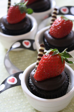 kusa0093:  chocolate + strawberry by RATUkek on Flickr. 