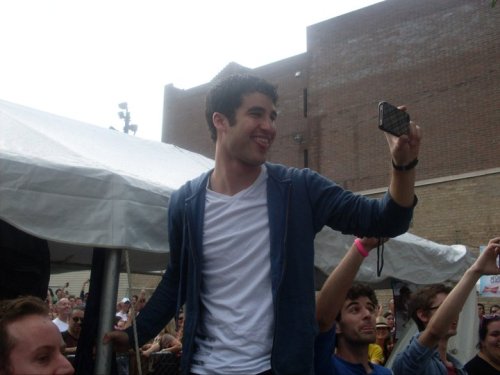 babyitsklaineoutside: Darren during the flashmob