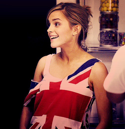 sophiaspach:  1. I love her shirt 2. I want her accent 3. She’s wonderful 