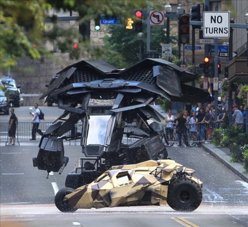 danhacker:  The Bat Can Fly I guess Christopher Nolan isn’t even trying to keep the Batwing (o