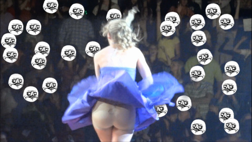 taylorswiftasslappinggang:  For all of you that don’t think pixelating Taylor’s ass was genius, THERE IS THIS.