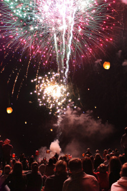 reneelouiseanderson:  Fireworks and Chinese lanterns on the beach. 