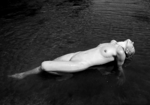 Porn Erotic Art - Naked In Nature - Amina05 photos