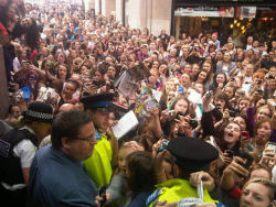 fuckyeahzaynmalik:  onedirectionspam:  ny—horan:  harry-styles:  Liverpool….  jesus christ.  ^^ WOW!  wow. thank god I couldn’t go. I get so claustrophobic, I would’ve died!  Oh my life! That is actual madness! I see girls crying :O