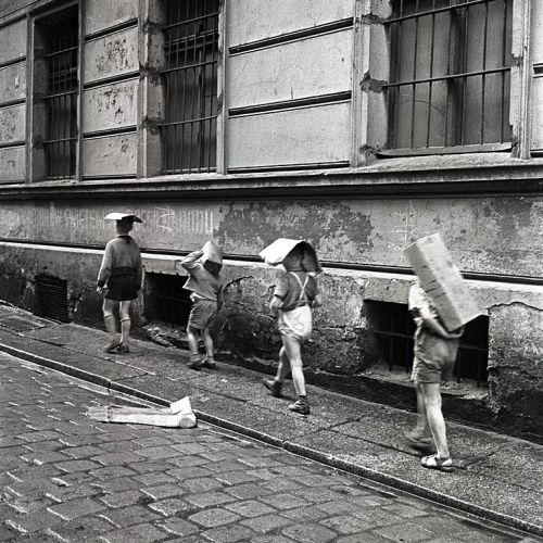 Eustachy Kossakowski
Children of cartons on their heads, Warsaw, 2007