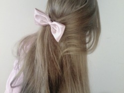 fawningly:  my bow is too small  for my hair (´･ω･`)  