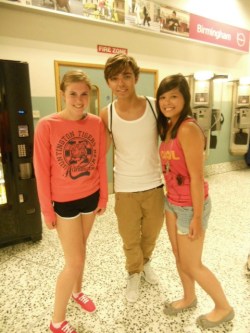 foolishformcfly:  welcometothehouseofwhores:  Jc’ing with Nathan Sykes…  omg look at him :O  LOOK AT THE TAN! OH MY LIFE! #DEAD