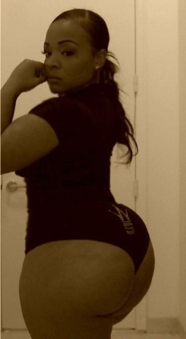 thukchix:  Sephia Booty… delish28:  envy….dream booty 
