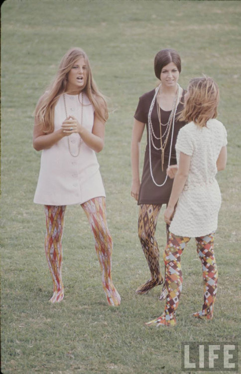 misskellygreen: High School Fashions in 1969, photographed by Arthur
