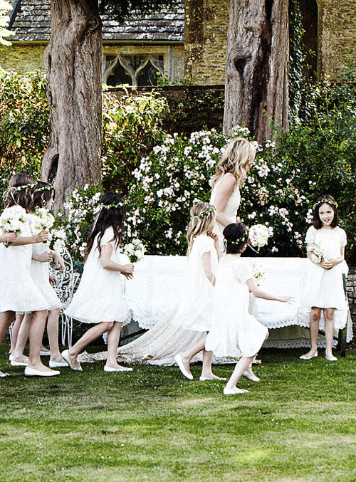 XXX Kate Moss with her bridesmaids and flower photo