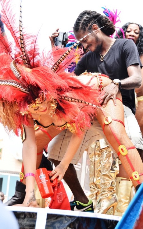 Porn photo queenoftheearth:  Rihanna at Carnival. Get