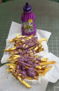 brittany-bumblebee:  itschristaleigh:  jackie-burkhart:  vandesin:  devonbanks | popculturebrain:   25 Foods You’ll Never Be Able To Eat Again | Buzzfeed Thank you to Buzzfeed for reminding me that purple ketchup was a thing (as was green ketchup).