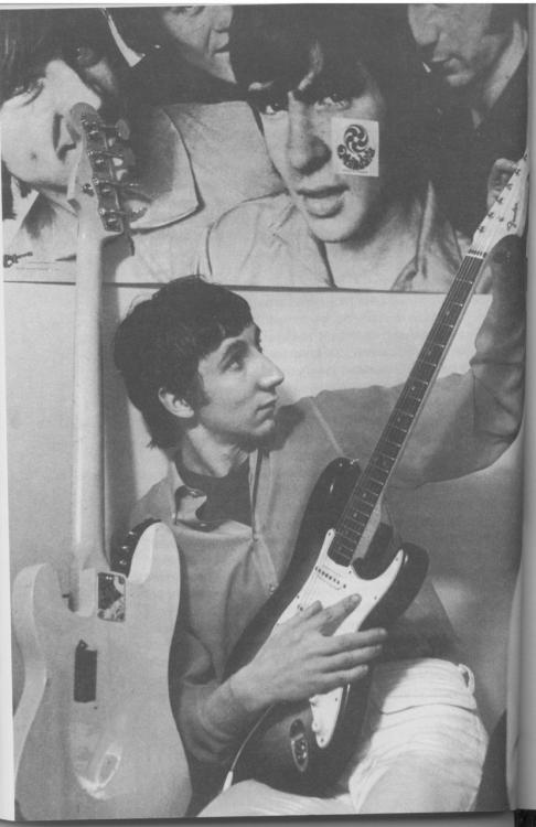 dapper-davy:psychojello:youngseoulrebels:Pete Townshend backstage tuning up; circa 1967. Above him h