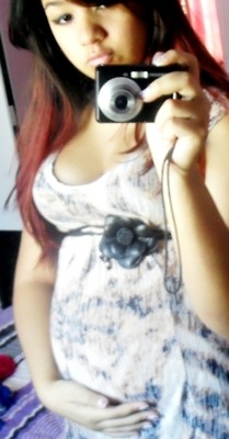 sentimentosentorpecidos:  Ei menina, se mantenha forte. Sabe, o mundo é traiçoeiro às vezes, mas Deus sempre está com você. Ele te enviou um anjo lindo, lembra? Para fazer com que cada lágrima agora seja curada com um sorriso. Sim, aquele sorriso