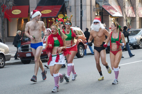 guysofallsizes:Santa never looked so buff. Courtesy Jonathan Hinkle. I love the tall guy in the blue