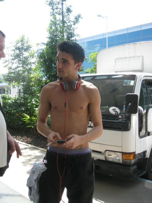 hannahgtw:  Fiiiiit. love those headphone :’L  love this picture of tom. he looks