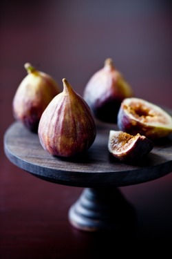 ☰ Figs taste like kissing.