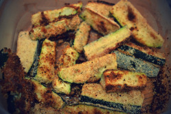 jenxya:  Baked Zucchini Fries - Approx. 75 calories for 1 serving (makes 2 servings) Needed a crunchy yummy snack for tonight, and this was perfect! half a zucchini is a perfect serving size, but don’t feel too bad eating a whole zucchini! They look