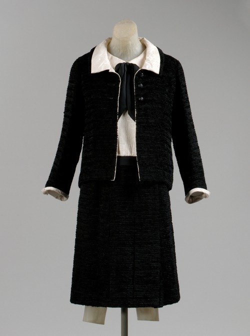 cirquedufromage:  Selection of Chanel pieces from the Metropolitan Museum of Art.  All Photography from the Met. 