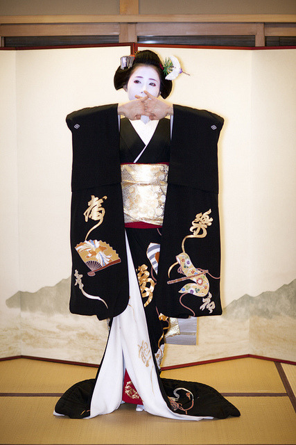 geisha-licious:  Mamehana wearing sakkou 
