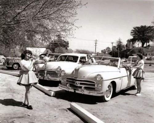 theniftyfifties: Car hops serving customers at a drive-in restaurant, 1950.