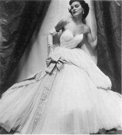 maliciousglamour:  Nellie Nyad, 1953Photographer: Henry ClarkeSilk chiffon gown by Jean Dessès 