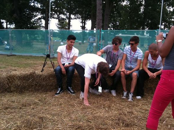 keepcalmandkerrieon:  nathansykez:  the boys at v festival today.  da fuq is jay