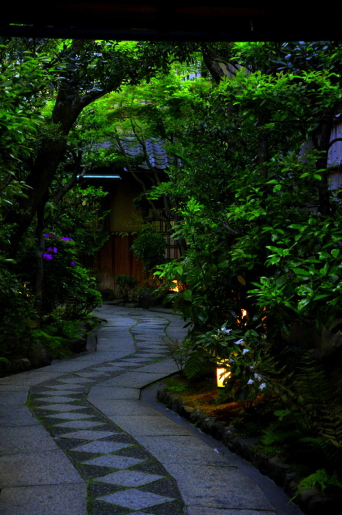 starplatinum-jp: a small path at Gion, Kyoto