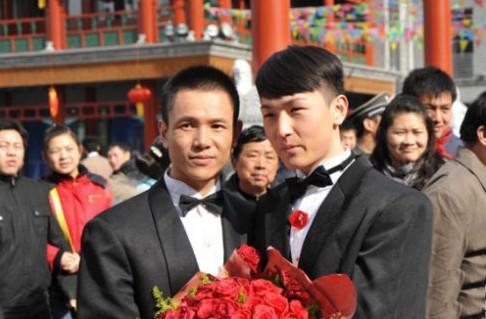 Porn photo gay-men:  These couples in Wuhan, China married