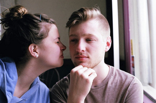  Eu não quero rir com outra pessoa, eu não quero abraçar outra pessoa, eu não quero beijar outra pessoa e muito menos amar outra pessoa. Eu quero é rir contigo, abraçar você, eu quero beijar e amar você. Só você. 