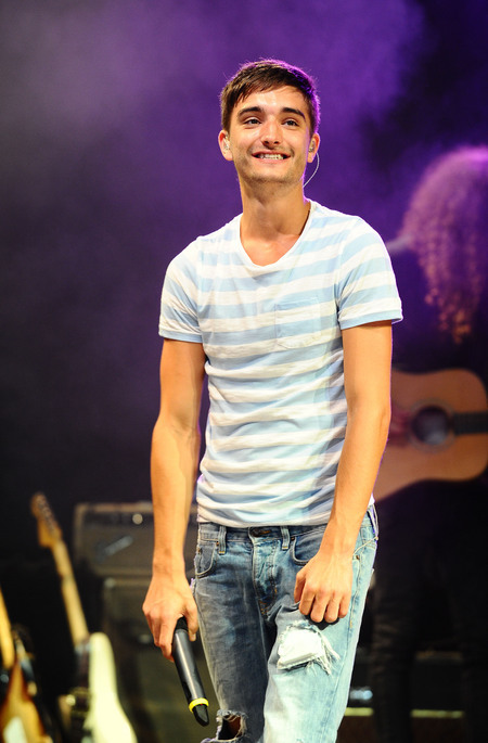 parkers-cock-jockey:  letme-saveyou:  tomparkerismyfuturehusband:  smilingw0nthideit: