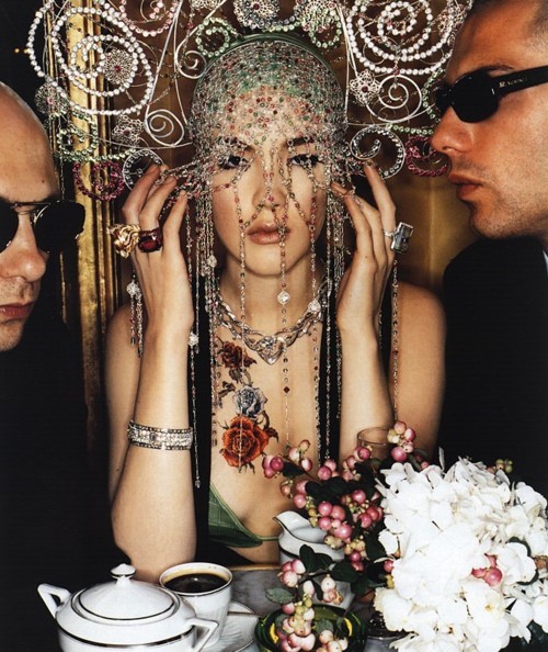 beautyandcuriosity:
“ GIVENCHY HAUTE COUTURE by ALEXANDER McQUEEN, Fall 2000
Ninja Sarasalo in Crystal Headdress
”