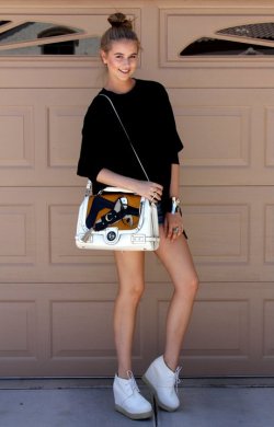 teenvogue:  Fashion Click blogger Lauren Maxwell kept her end-of-summer look simple but chic in a sweater and denim shorts. She added a playful punch to her easy outfit with a horse-print shoulder bag. Learn more about Lauren’s look » 