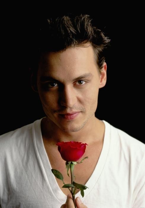 thisisourgod:  Senti algo intenso, mas foi o amor? Eu não sei. Então agora eu não posso dizer que se pode amar alguém para sempre, ou se qualquer um pode. Johnny Depp 
