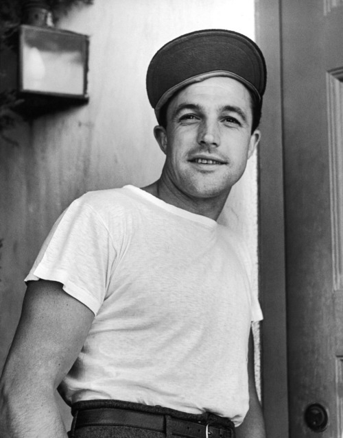 fuckyeahmusicalfilms:  Happy Happy Birthday to the Wonderful Gene Kelly!