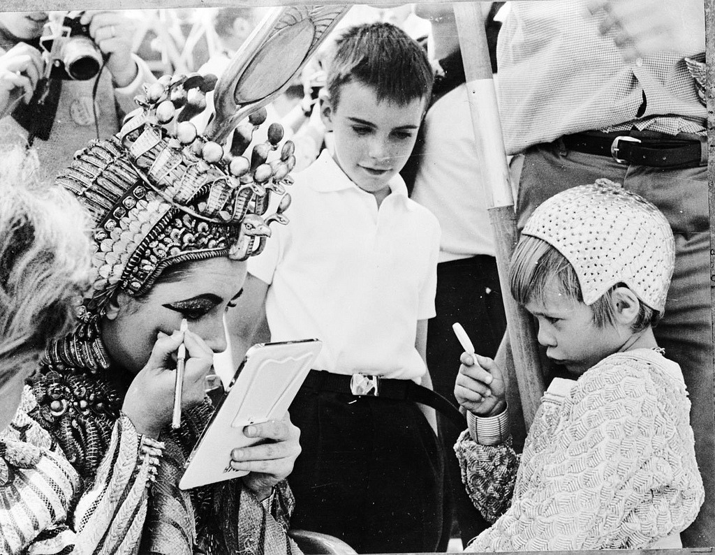 saddest-summer:  Elizabeth Taylor applies her make up for her iconic role as Cleopatra