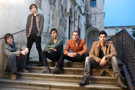 youandmeandthecoatsinthebackroom:  Remember when these were the only images on google of the wanted? 