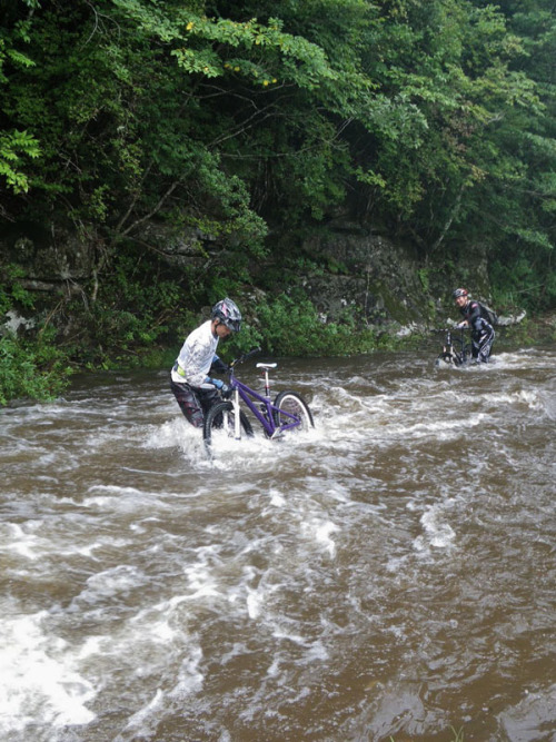tatsushi: ”九州でマウンテンバイクに乗っていると、大抵の場合、非常にしばしばこういった事態に陥ります。” (via Unknown Landscape : 1274. Water Sport