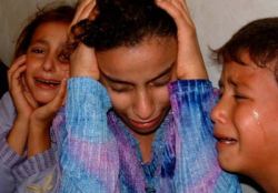 hallo-zomer:  This photo won a prize for being the saddest photo. The photo captured by the Palestinian TV producer Abdul-Rahman Al-Humran, shows three young girls weeping in sorrow for their brother, who was shot dead by Israeli soldiers in the city