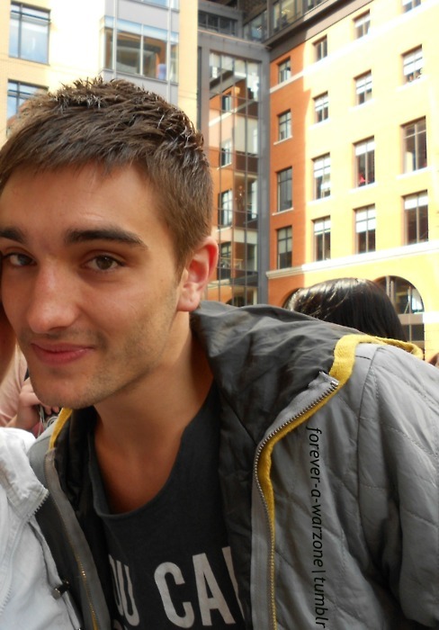 forever-a-warzone:  Thomas :’) cropped me out   i can’t even…he looks fitt!