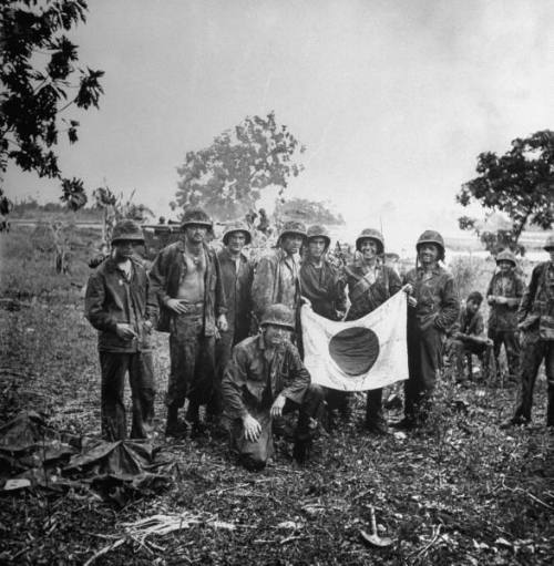 dergutekamerad: American soldiers with captured Japanese flag, Saipan