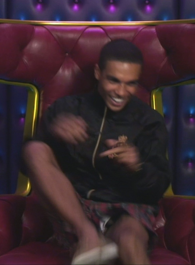 hotkatnj:  Lucien Laviscount  wardrobe malfunction 