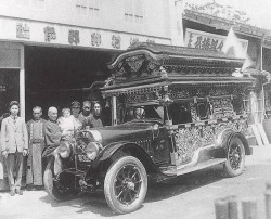 milftank:  Look at this pimpin’ Japanese hearse 