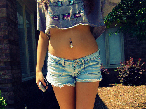 jadethegemstone:  I want her belly ring! 