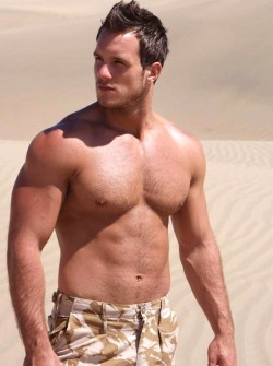 dadsidliketofuck:  i don’t know what’s hotter, him or the desert 