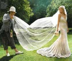 observadispara:  QUIERO ESTA REVISTAAAA D: designscene:  Kate Moss and John Galliano at her wedding   me morí, chao, ME MORÍ