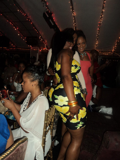 daayum:  the chair is up her ass..lol