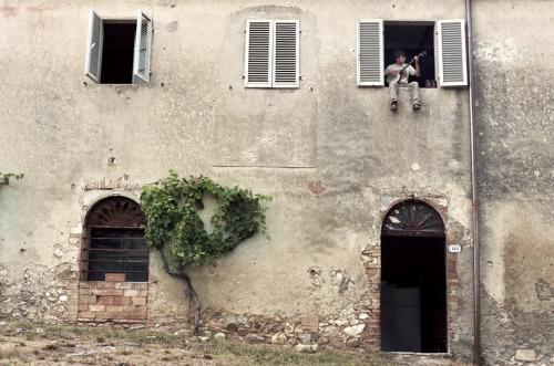 lizdevine:
“ Banjo player in Italy.
I was in our house packing to leave from our amazing week on a farm in Tuscany when I heard a banjo. (I love banjos and try to play one) I ran outside with my camera only to discover he was sitting in the window...