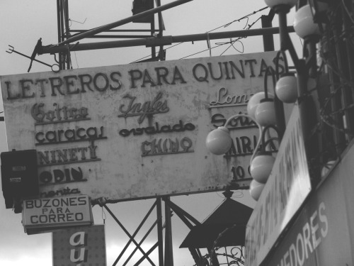 incompletosyamedias:Detalles de la Ciudad…desde 1954 esta ahí… y creo que el estrés de Caracas evita