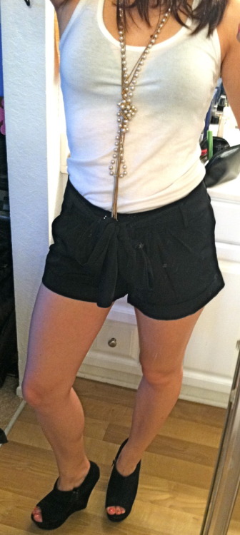 obsessseddd with this outfit. adorable shorts from express with a super cute bow that ties in the front